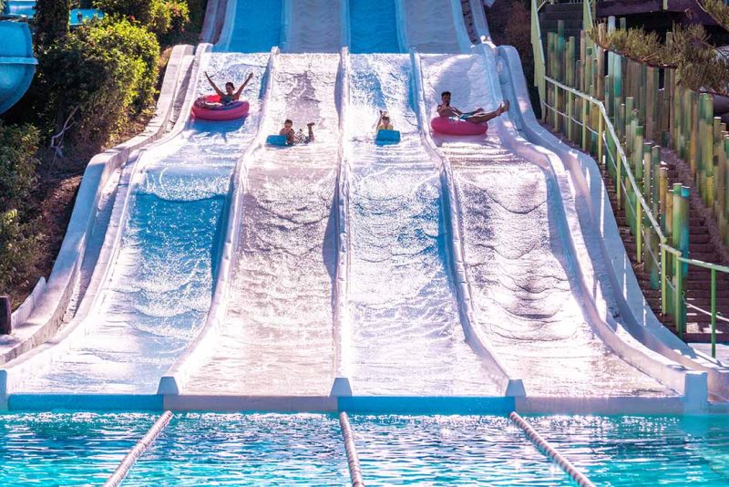 Personas deslizándose por las pistas blandas del parque acuático, una de las actividades favoritas para quienes buscan qué hacer en Aquamijas durante su visita.