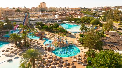 Vista panorámica de Aquamijas, parque acuático ideal para disfrutar en familia durante Semana Santa en Málaga.