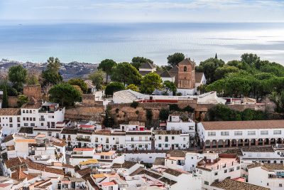 Vista panorámica de Mijas, uno de los pueblos más bonitos de la Costa del Sol, con casas blancas y paisajes de montaña.
