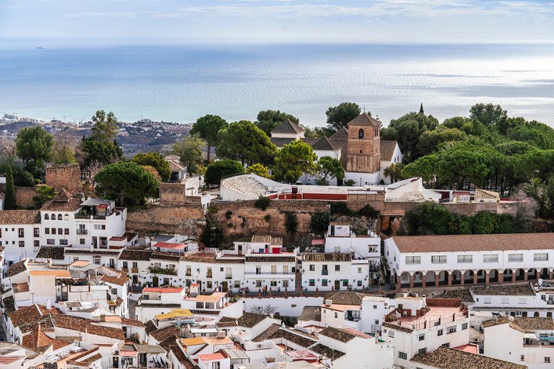 Vista panorámica de Mijas, uno de los pueblos más bonitos de la Costa del Sol, con casas blancas y paisajes de montaña.