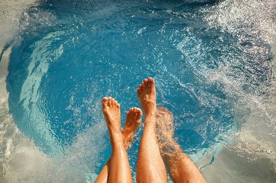 Dos personas en Aquamijas, disfrutando de un día de relax en Málaga.