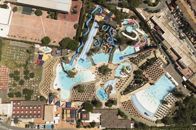 Instalaciones del parque Aquamijas apertura 2026 en su 40 aniversario, vista general de las atracciones y áreas de descanso desde el aire.