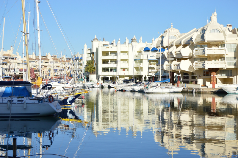Puerto Marina de Benalmádena con barcos atracados y edificios junto al mar, uno de los lugares imprescindibles que ver y qué hacer en Benalmádena.
