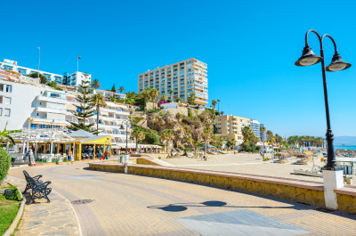 Paseo marítimo y playa de Torremolinos, uno de los lugares que visitar si buscas qué hacer en Torremolinos.