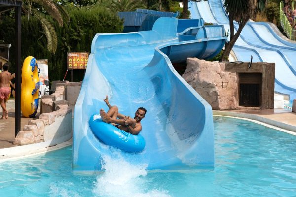 Atracciones y toboganes de agua Río Aventura hombre