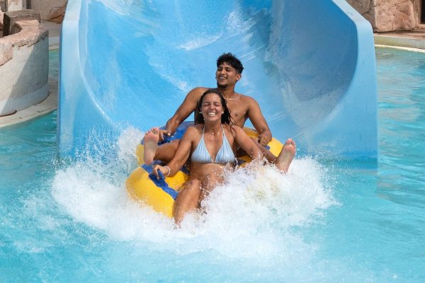 Atracciones y toboganes de agua Río Aventura pareja