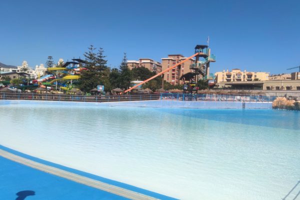 Atracciones y toboganes de agua Piscina de olas derecha