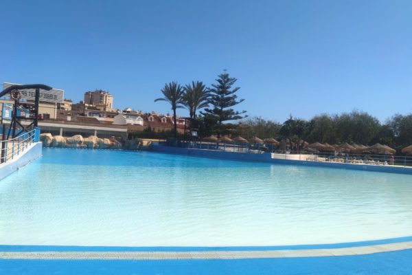 Atracciones y toboganes de agua Piscina de olas vacía