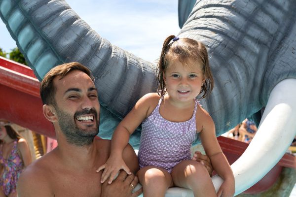 Atracciones y toboganes de agua piscina infantil La Jungla padre e hija