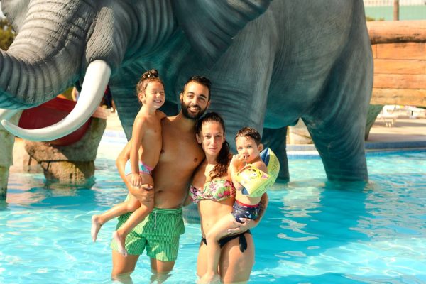 Atracciones y toboganes de agua piscina infantil La Jungla familia